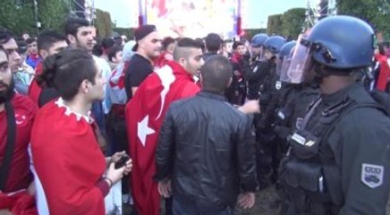 İngiliz Taraftarlar İftar Öncesi Türk Taraftarlara Bira Bardağı Fırlattı