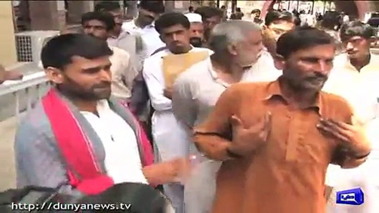 dekhein kese shohar paon par ke maafiya maang rha court mein biwi se