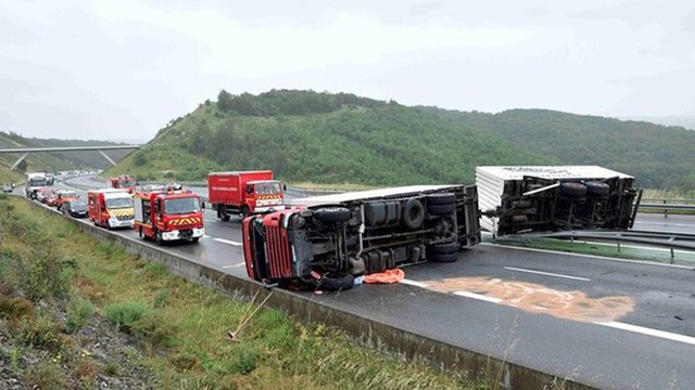 Lot : Un poids-lourd se couche sur l'autoroute