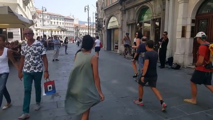Une jeune touriste Palestinienne danse en Italie