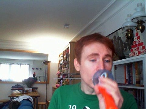 Wiwi égratigne les boules de gomme de Régine