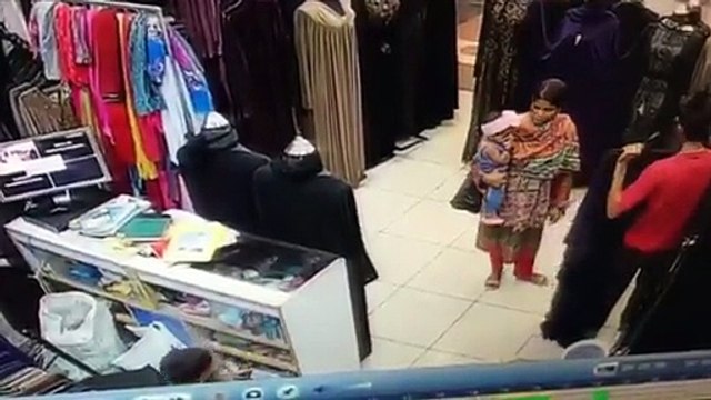 dekhein chote bache ne Mall mein kya kiya ke sb kheran reh gaye