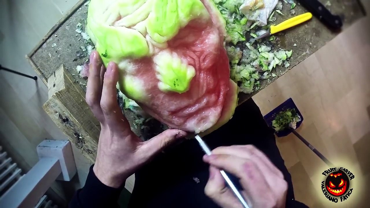 Le visage d'un personnage de Game Of Thrones sculpté dans une pastèque