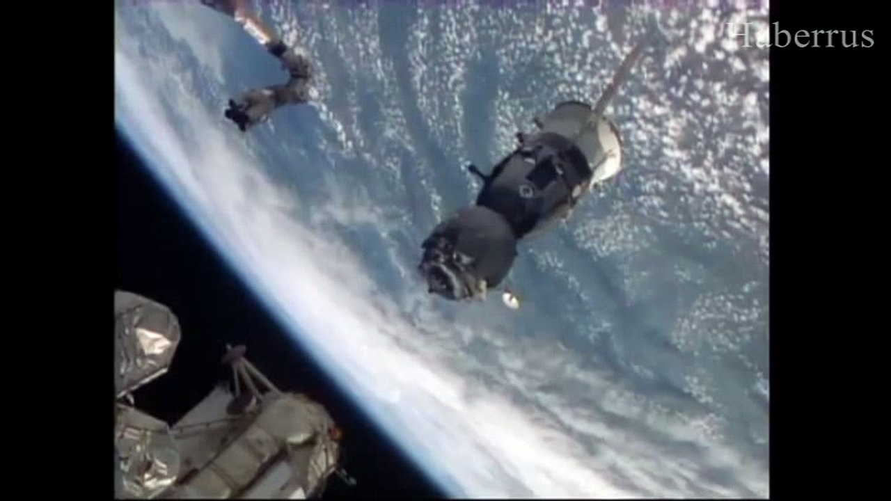 Kozmonot ve astronotları taşıyan uzay aracı dünyay dönüyor