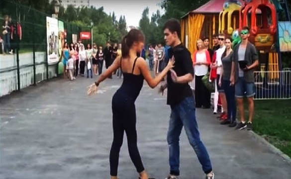 Когда эти двое начали двигаться посреди парка, у всех зрителей отняло дар речи!