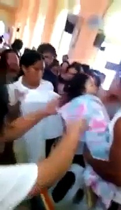 تابوت دفناتے باپ نے آخری پیار کیا تو بیٹی زندہ ہوگئی۔ باپ کا بیٹی کے لیے اتنا پیار دیکھ کر ہم سب کی آنکھوں میں آنسو آجائ