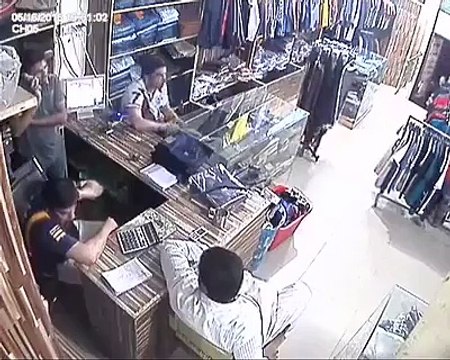 2 guys looted entire shop on gunpoint