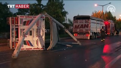 Seyir halindeki kamyonun üzerine beton direk devrildi