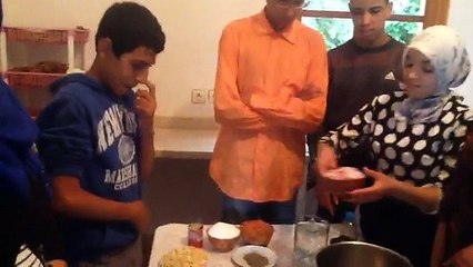 Préparation du Ftour par les jeunes et les enfants accueillis au siège de l'association Ourika Tadamoune