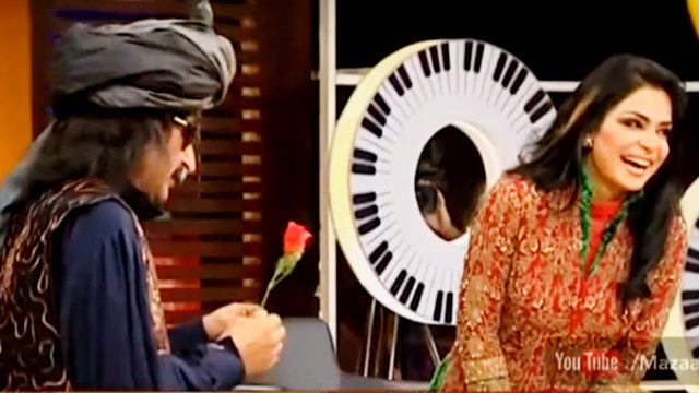 Hilarious Pathan Iftikhar Thakur proposes actress Meera in Mazaaq Raat