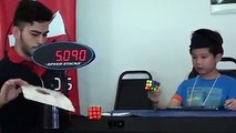 Ce garçon résout un Rubik à l'aveugle