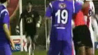 El paraguayo Pedroso, suspendido 27 partidos por agredir a un arbitro..flv