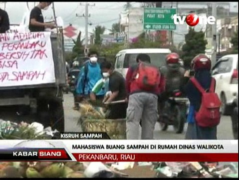 Mahasiswa Buang Sampah di Rumah Dinas Wali Kota