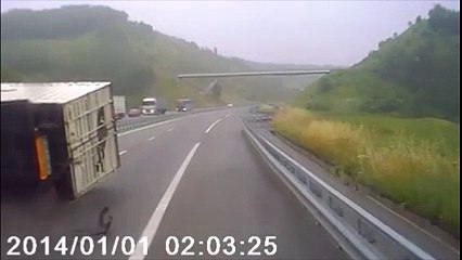 Tải video: Un routier complètement bourré fait n'importe quoi