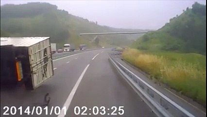 Un routier complètement bourré fait n'importe quoi