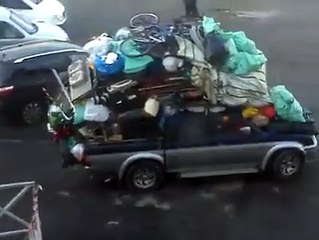 مواطن ايطالي يقوم بنشر فيديو صادم لمواطن تونسي مروح في الباخرة فضحونا الهم