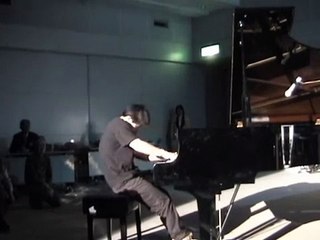 新倉壮朗　ピアノ演奏  2004.3.28