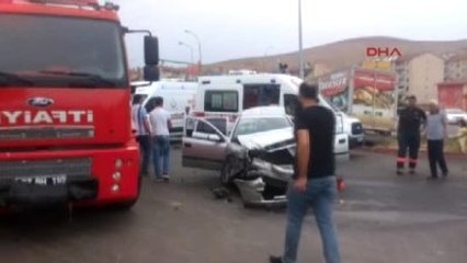Elazığ'da Kamyonet ile Otomobilin Çarpıştığı Kazada 5 Kişi Yaralandı