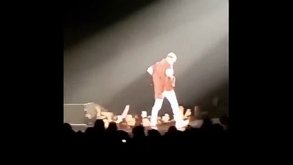 Download Video: Justin Bieber cae en un agujero durante concierto - Justin Bieber Falls in Hole on Stage (VIDEO)