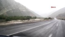 Hakkari ve Van'da Sel Yol Kapattı