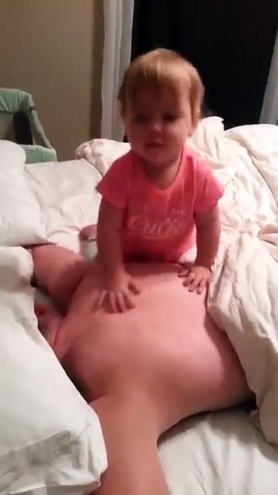 Babasını uyandırmaya çalışan sevimli kız çocuğu