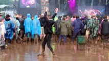 Un festivalier fait la fête malgré la boue