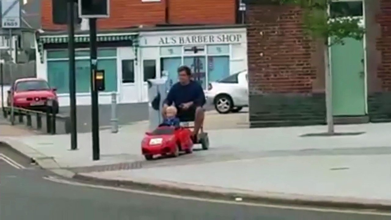 Un jeune enfant ramène son père avec sa petite voiture