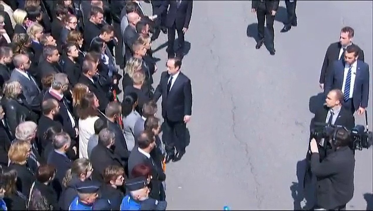 Un policier refuse de serrer la main à Hollande et Valls