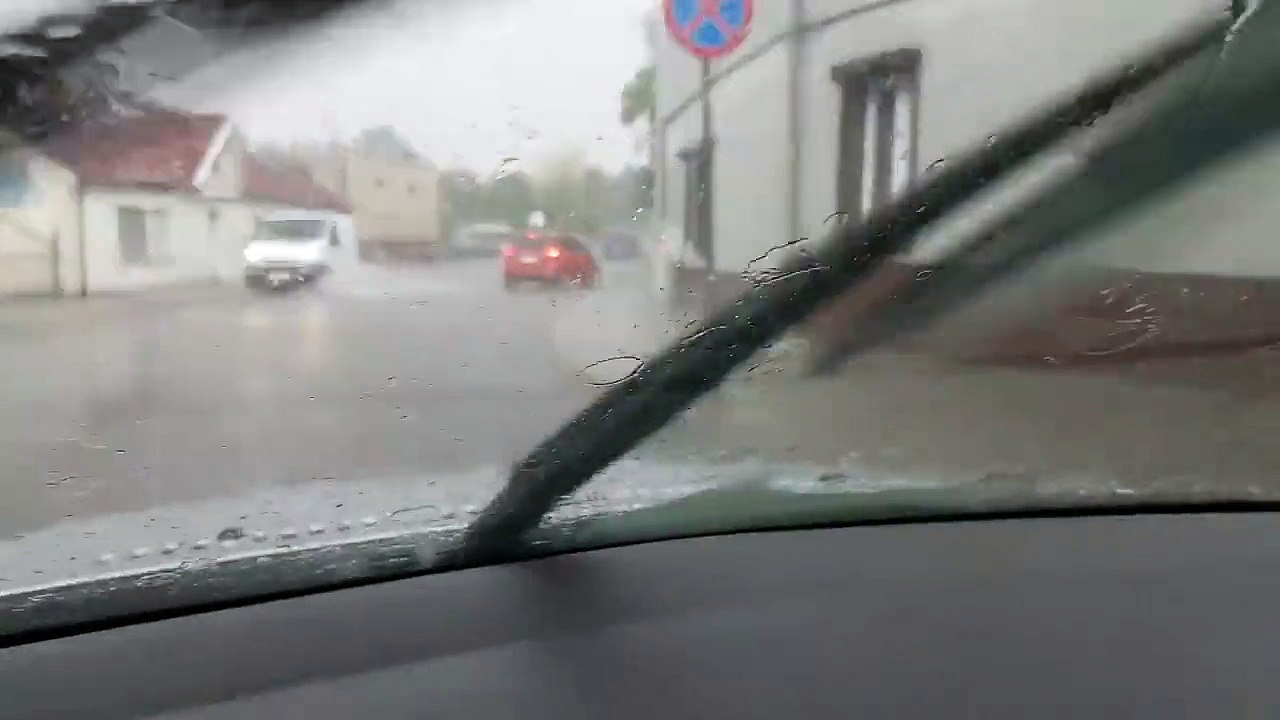 Regardez ce qu'il se passe quand cet homme ouvre sa fenêtre alors qu'il y a une innondation