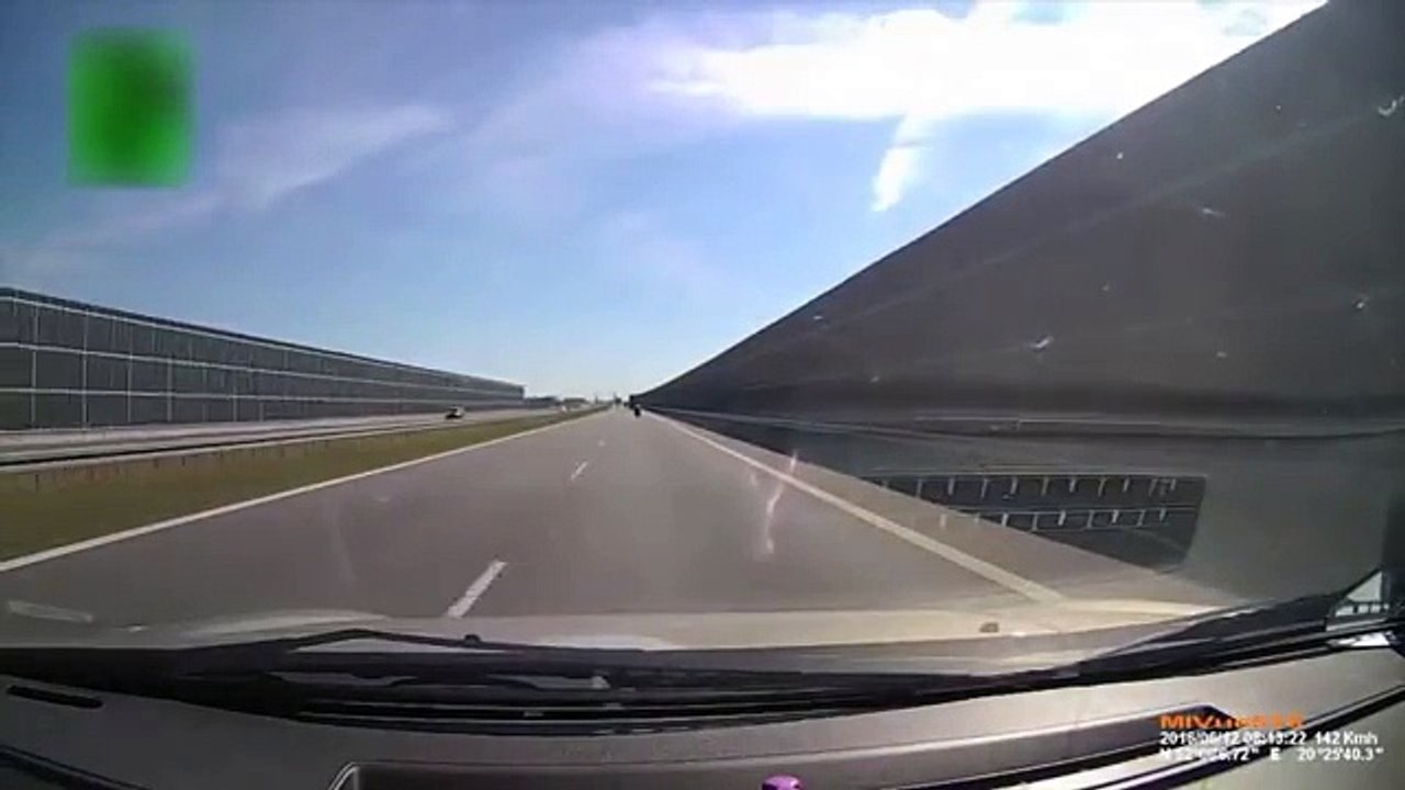 Un chien traverse sur la route et provoque un énorme accident