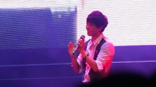 2012.8.25 Lee Seung Gi in Singapore..watching a couple while the guy sings 