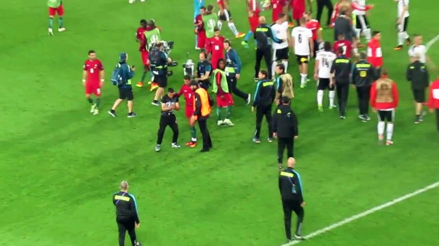 Cristiano Ronaldo fait un selfie avec un supporter (Euro 2016)