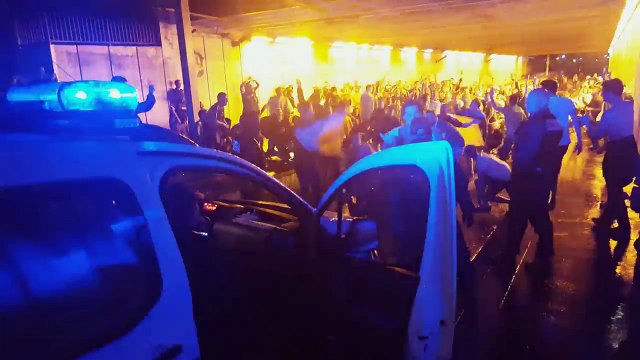 Les supporters irlandais chantent avec la Police !