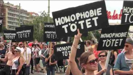 El orgullo gay se convierte en Viena en un homenaje a las víctimas de Orlando