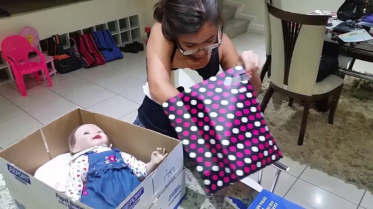 Julia e sua boneca reborn