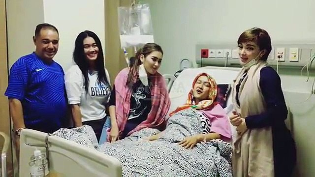 Ayu Ting Ting & Zaskia Gotik Hibur Julia Perez Saat Jenguk di Rumah Sakit