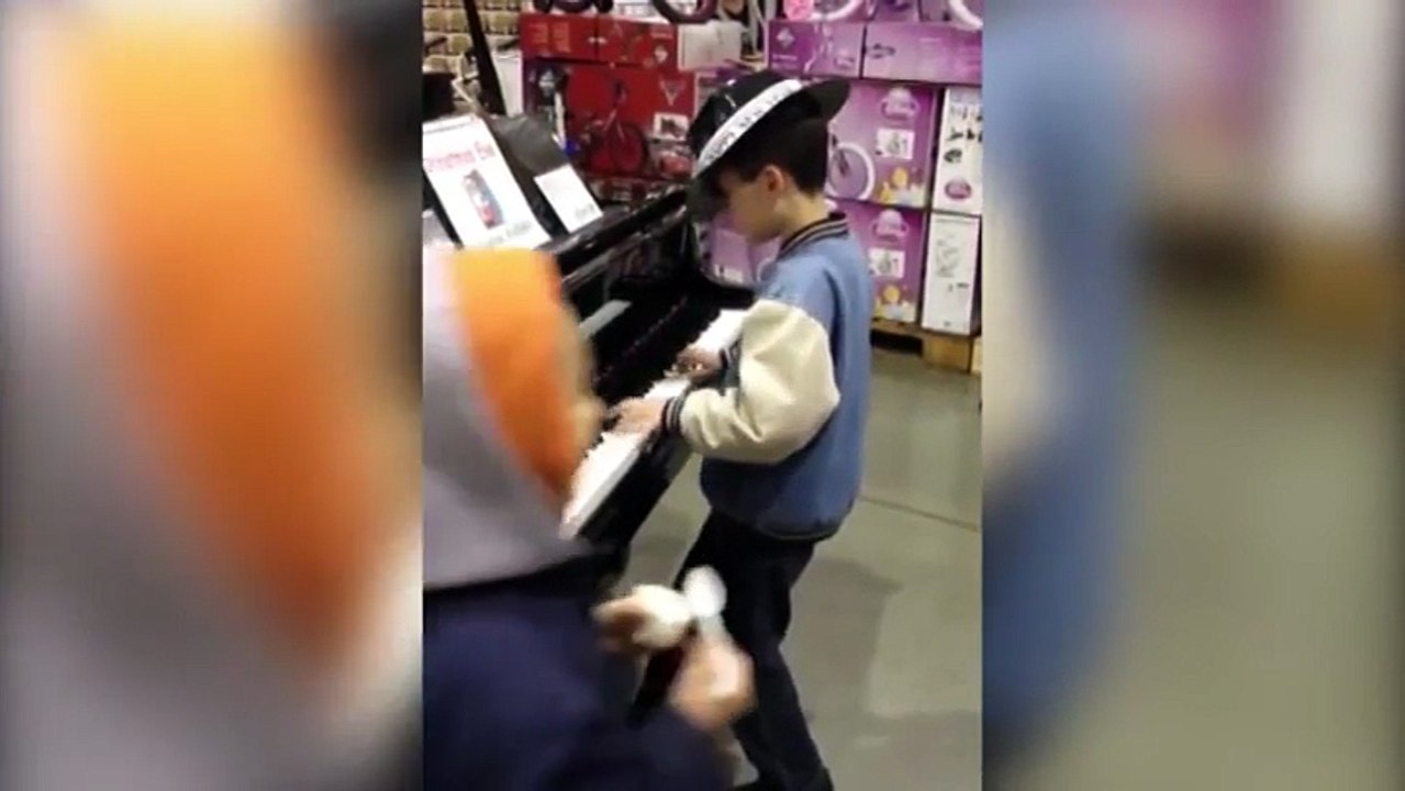 Niño tocando el piano
