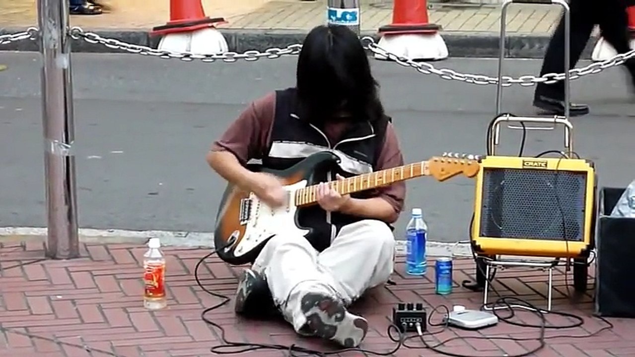 Sorprendente guitarrista tocando en las calles