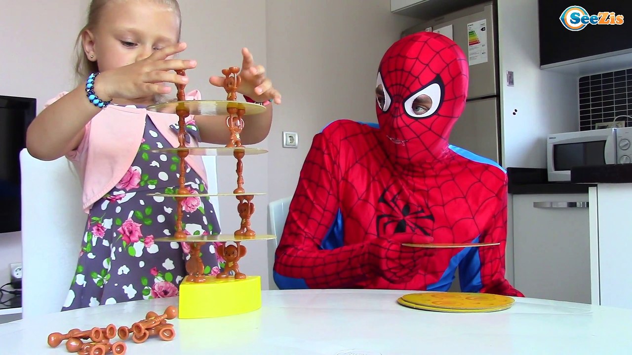 SpiderMan. Ярослава и Человек Паук играют в игр...