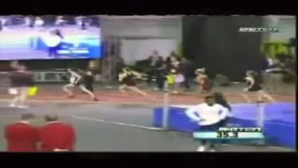 Cette athlète chute pendant une course, mais regardez comment elle renverse la situation !