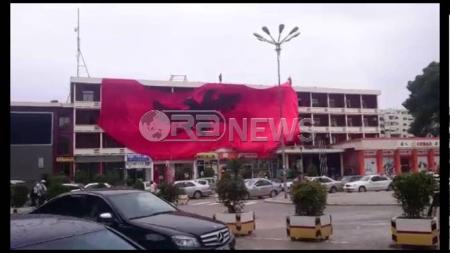 Shqipëri - Rumani, në Fier shpaloset flamuri gjigant në mbështetje të kombëtares