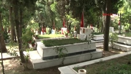 Babalar Günü'nde Şehit Oğlunu Ziyaret Etti