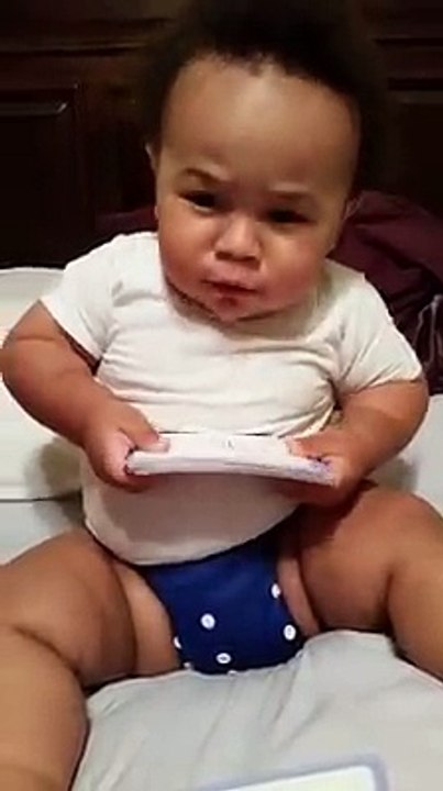 Un bébé de 11 mois  lit convenablement