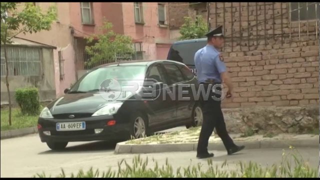 Ora News - Krim në familje, burri vret me thikë gruan në sy të fëmijëve, më pas veten