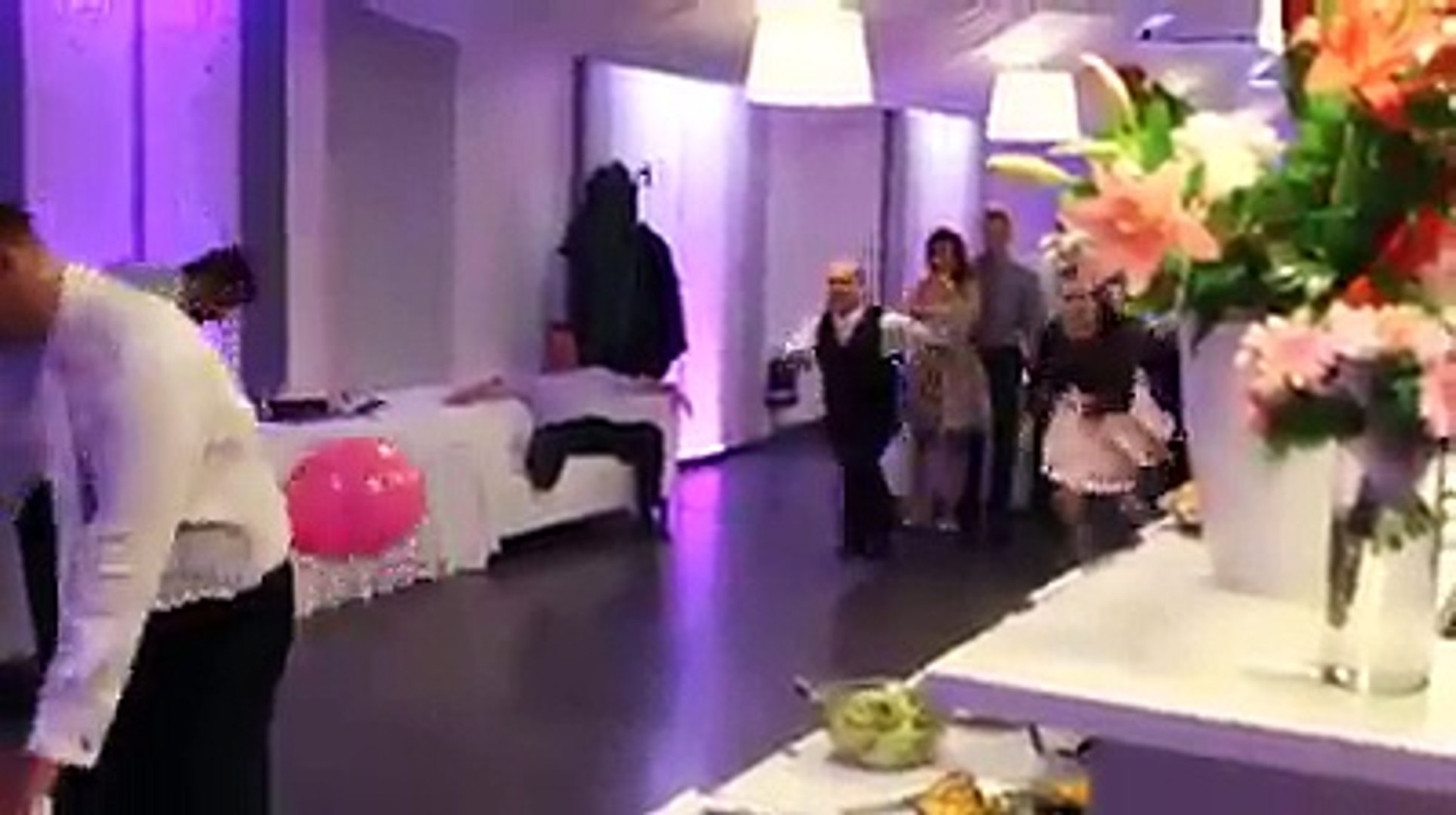 Explose un ballon gonflable, ce jeu qui fait perdre la tête durant un  mariage - Vidéo Dailymotion