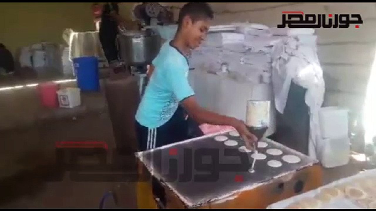 طلاب الغردقة يعملون بمحلات القطايف والكنافة بسبب ركود السياحة