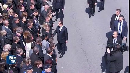 Un policier refuse de leur serrer la main, Hollande fait comme si de rien n'était mais Valls...
