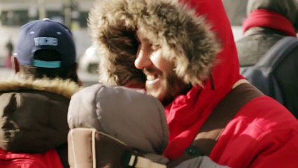 Cet homme tient un panneau en pleine rue, mais attendez de découvrir pourquoi