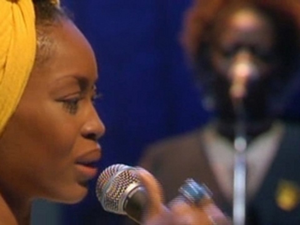 Erykah Badu - On & On   Live (1997)