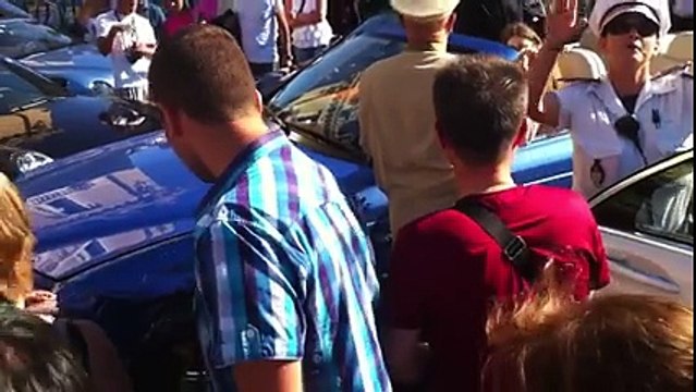 Au volant de sa Bentley Azure, elle défonce toutes les voitures